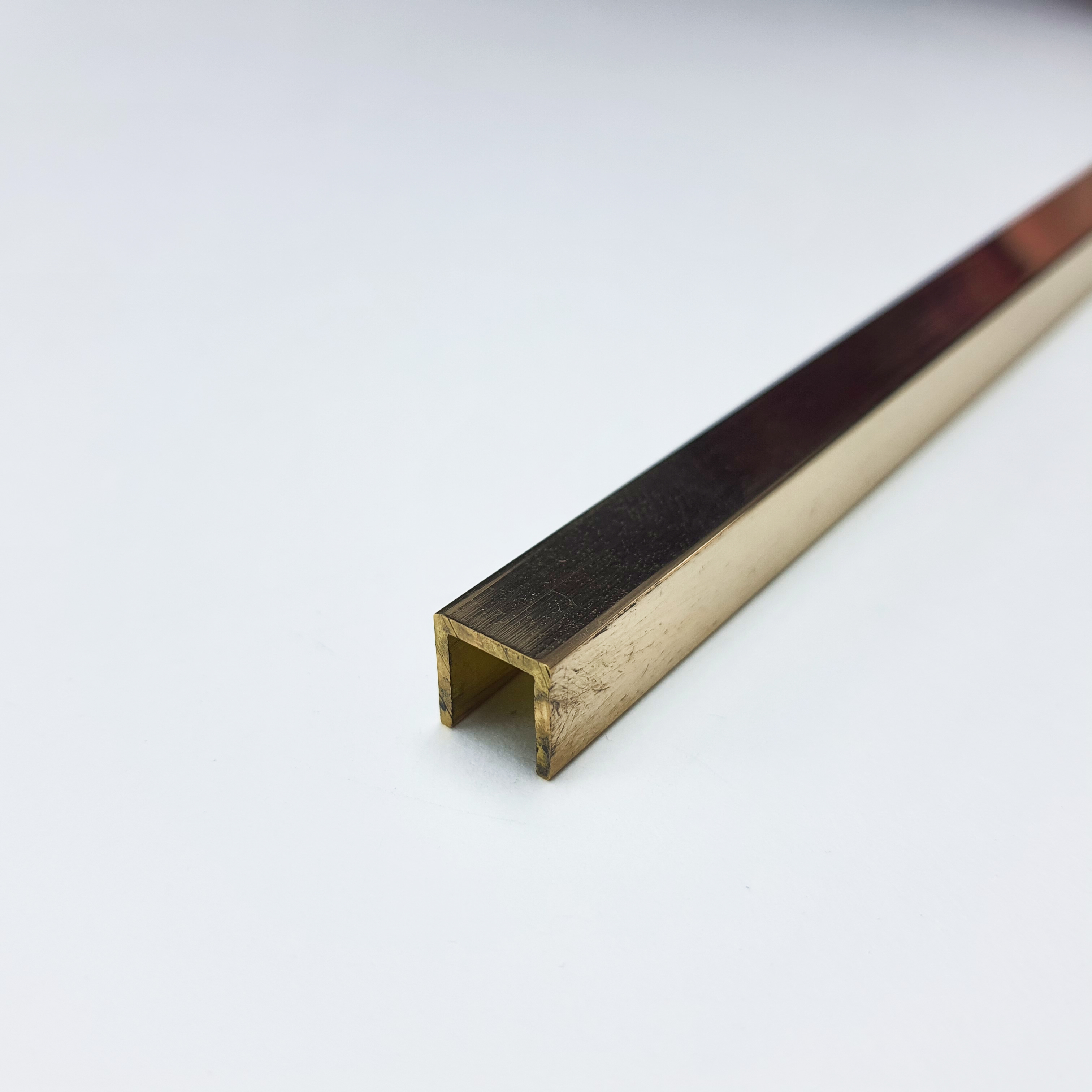 PCLOL 10 П-образный профиль PROCANAL 10х10 мм, латунь блестящая, цвет золото, длина 2700 мм