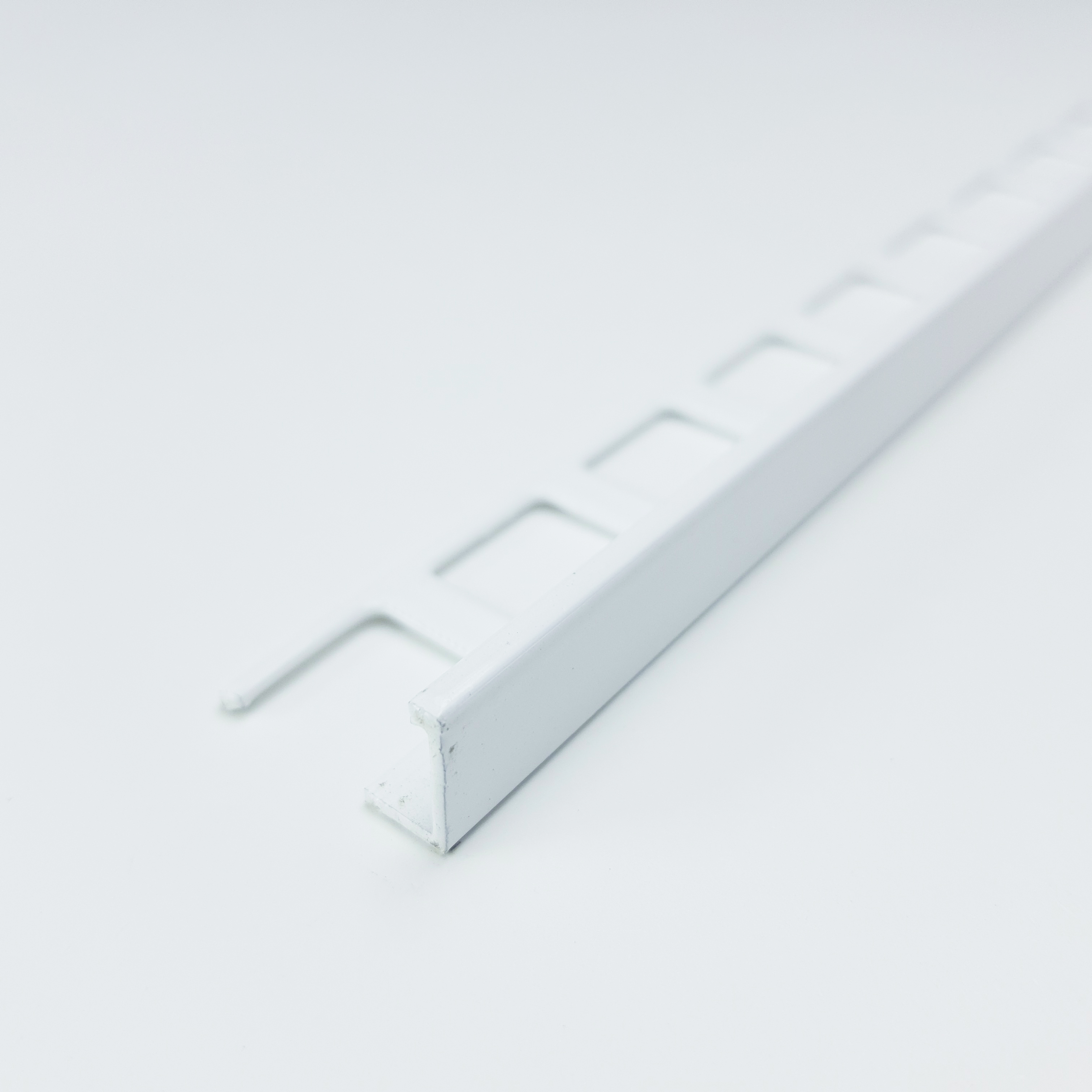 ПК 01.2700.9003 L-профиль для плитки до 10 мм, алюминий окрашенный, цвет белый глянец, длина 2700 мм