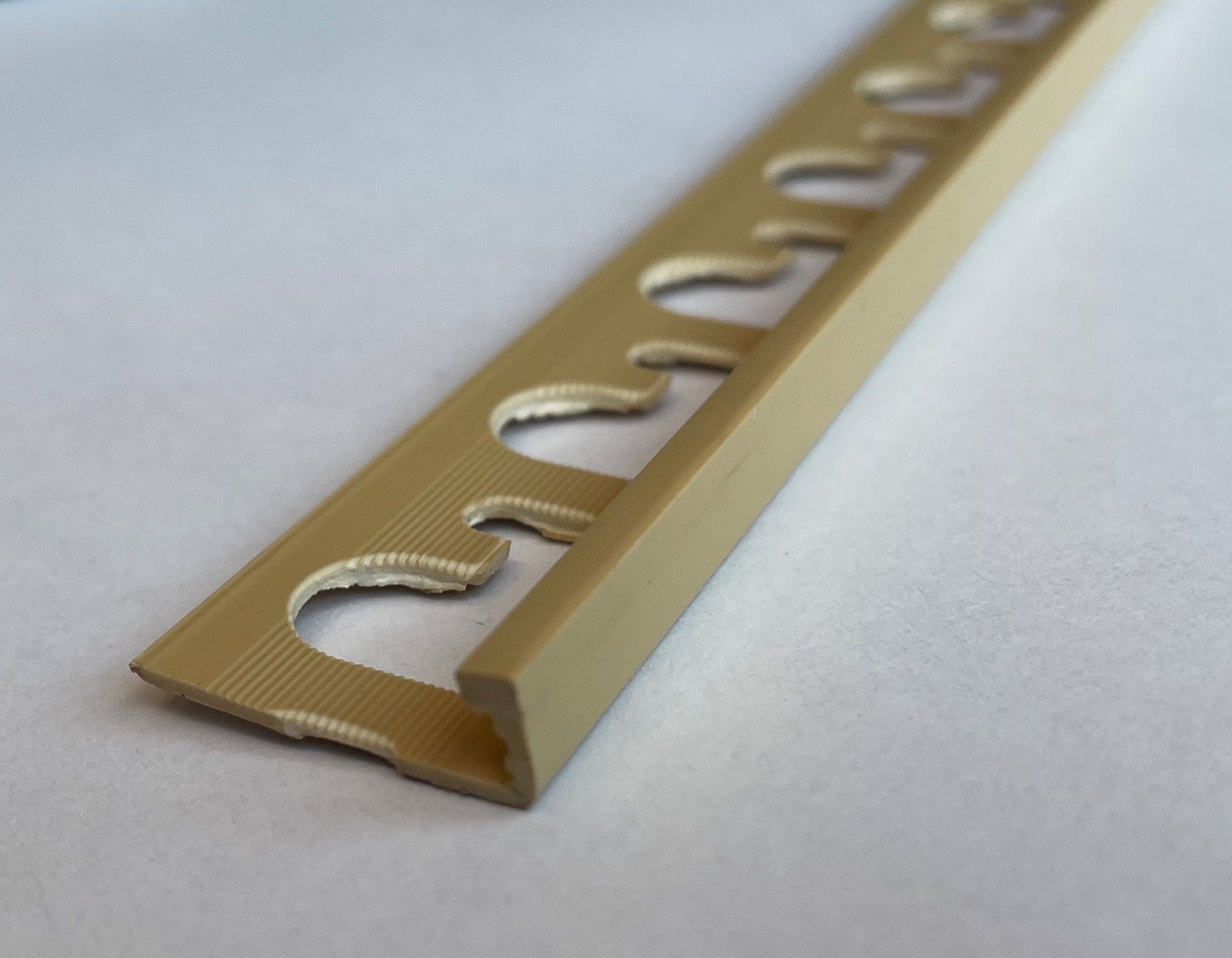 PT 06-04 L-образный профиль PROTERMINAL H= 06 мм, ПВХ окрашенный, цвет светло-бежевый, длина 2700 мм