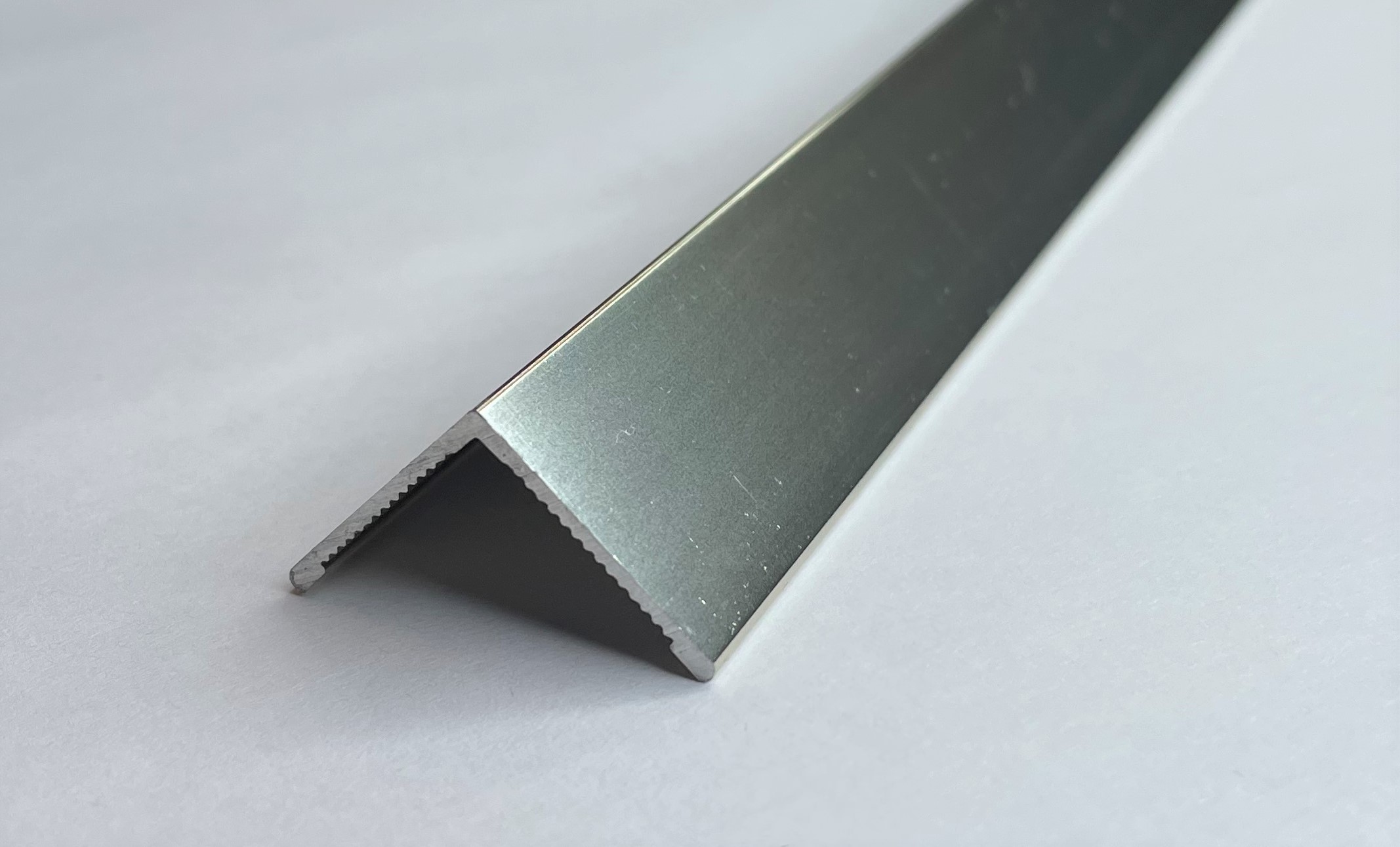 Профиль МР16/2,7м/13-Угол равнополочный 20х20 мм, алюминий глянец, цвет шампань, длина 2700 мм