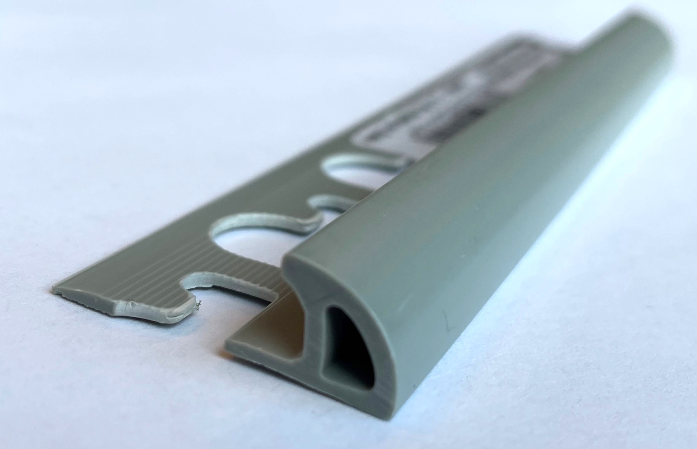 PJ06-03 - Профиль PROJOLLY H= 06 мм, ПВХ окрашенный, цвет цементный серый, длина 2700 мм