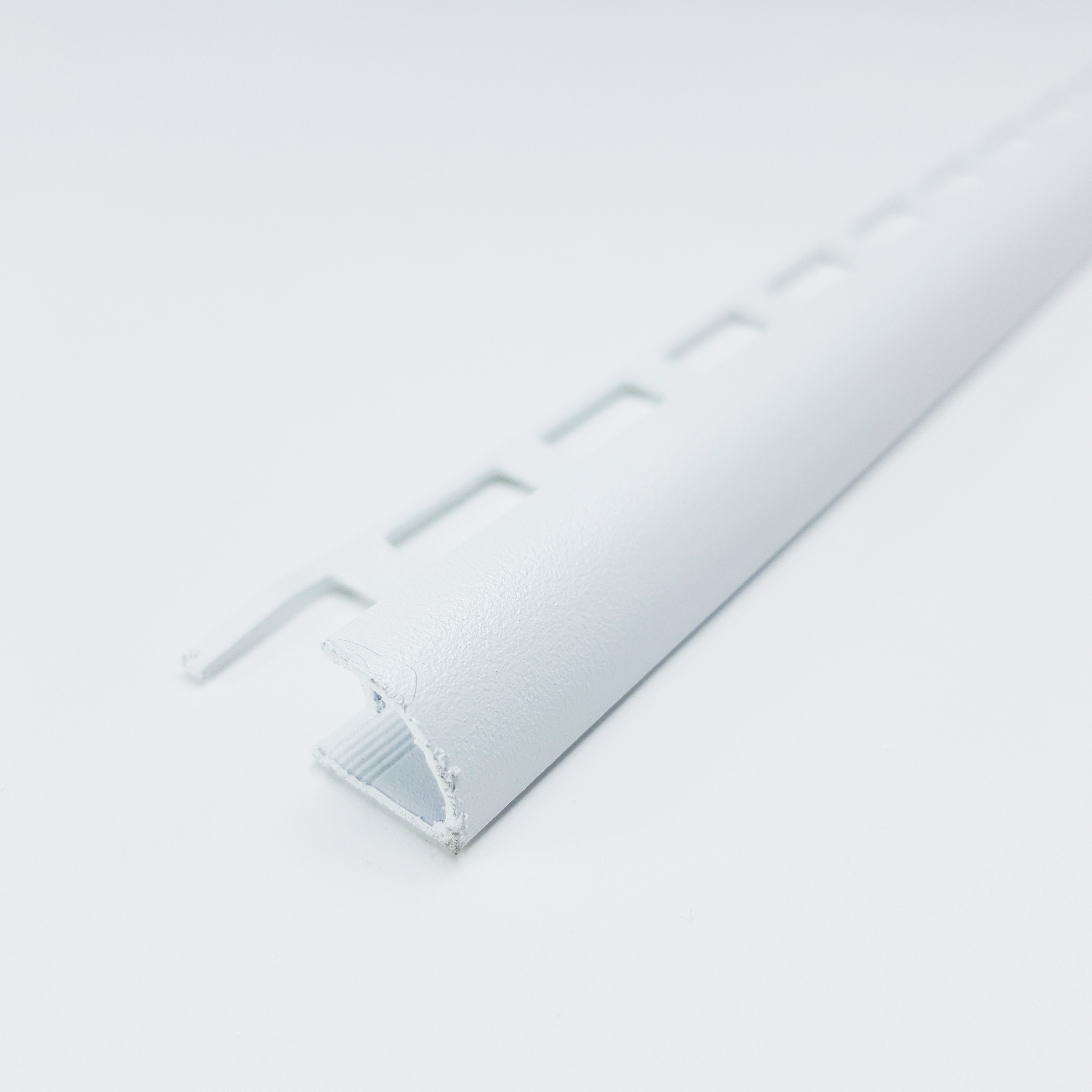 ПК 03-12.2700.16 Профиль 1/4 круга  для плитки до 12,5 мм, алюминий окраш, цвет белый, длина 2700 мм