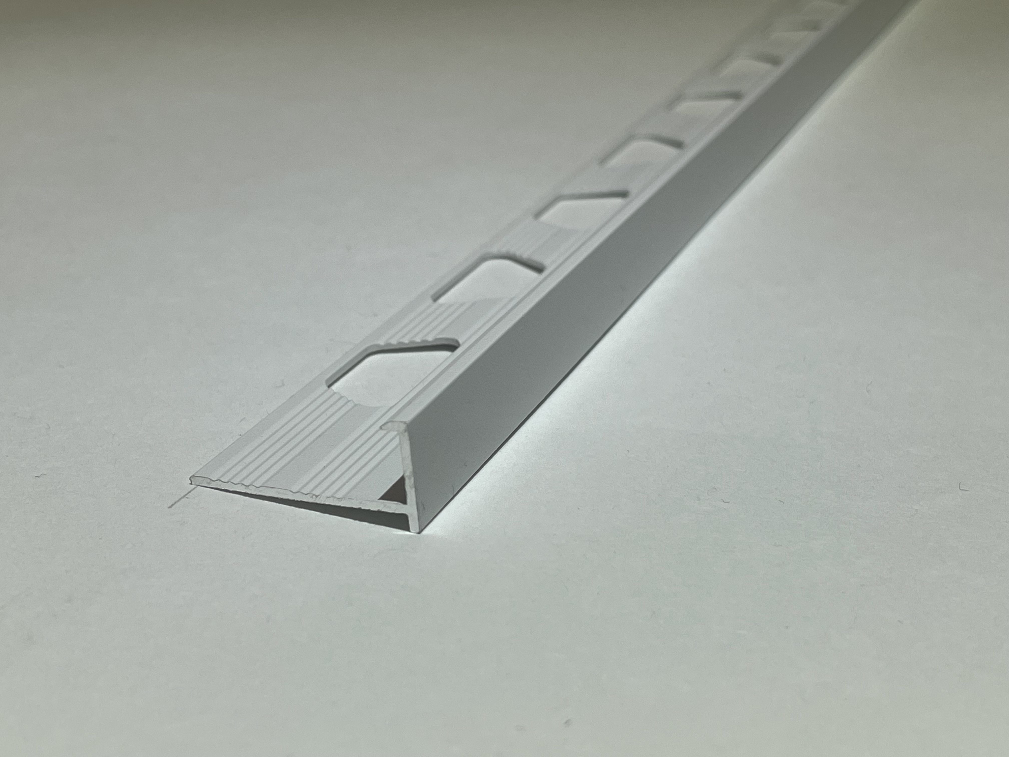 ПО-201 Г-профиль под плитку H= 10 мм, алюминий мотовый, цвет белый муар, длина 2700 мм