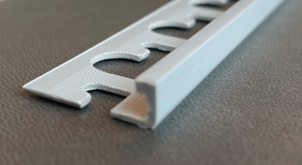 PT 06-18 L-образный профиль PROTERMINAL H= 06 мм, ПВХ окрашенный, цвет серый, длина 2700 мм